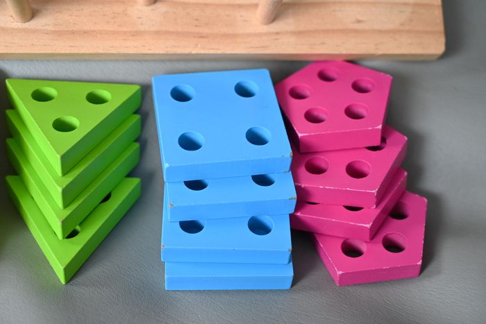 Goki jeu de tri - couleurs et formes géométriques - wooden Montessori style toy - Goki vormenpuzzel - photo numéro 3