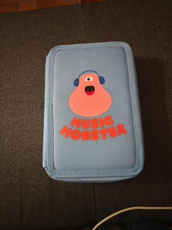 Trousse scolaire avec feutre, crayons de couleur et papier