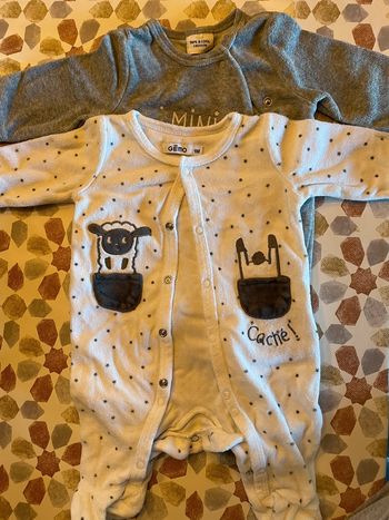 2 pyjamas taille 1 mois