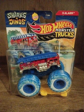 Hot Wheels Monster Trucks 5 alarm Die cast sharks vs Dinos