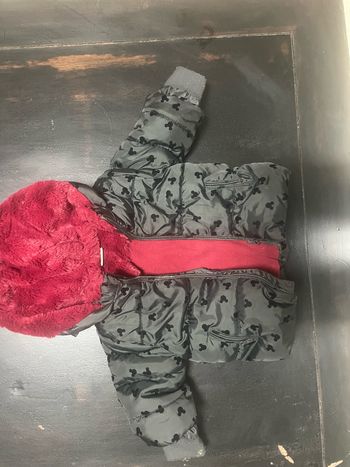 Plonger dans l'univers de 'Mickey' cet hiver avec cette doudoune à capuche !