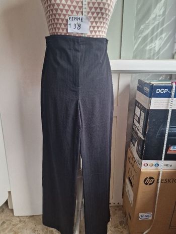 Pantalon, noir à très fines rayures grises, en très très bon état,  en polyester, taille haute