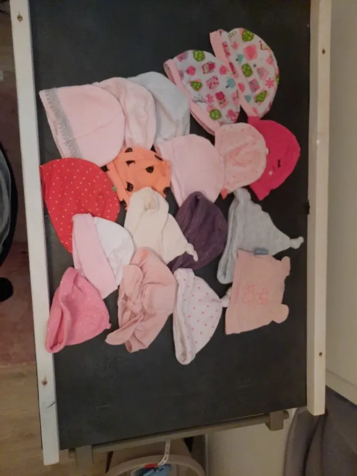 Lot bonnet naissance à 6 mois.