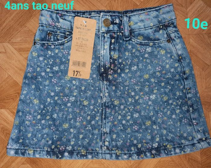 Jupe 4ans tape à l'œil neuf