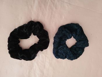 lot 2 chouchou noir en velours et un bleu dentelle