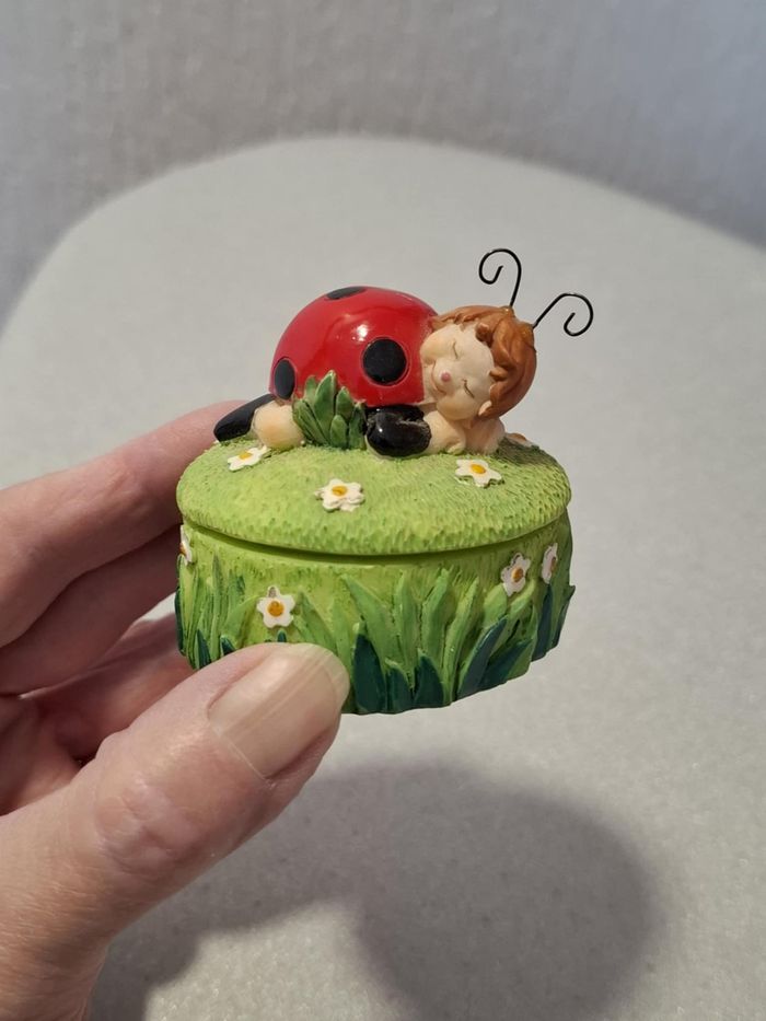 Jolie petite boîte à bijoux (ou dents de lait) coccinelle en résine excellent état - photo numéro 6