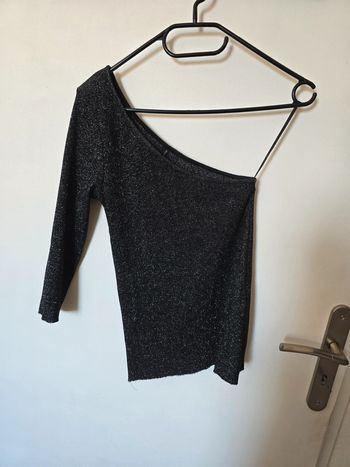 Pull fin asymétrique