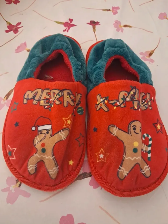 Jolis chaussons Noël "Merry Christmas" mixtes, vraie semelle - T31 - neufs - photo numéro 2