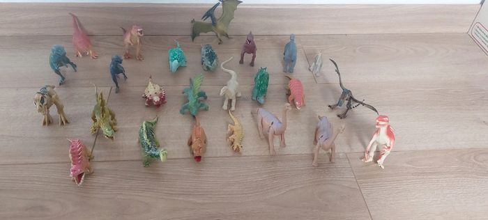 Lot 24 dinosaures