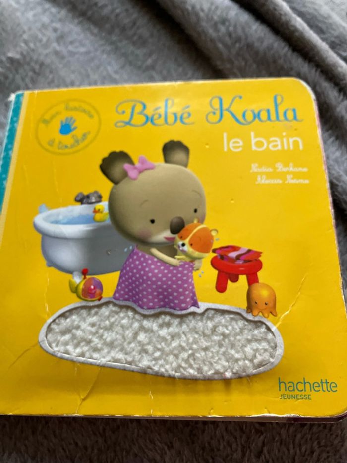 Bébé koala le bain