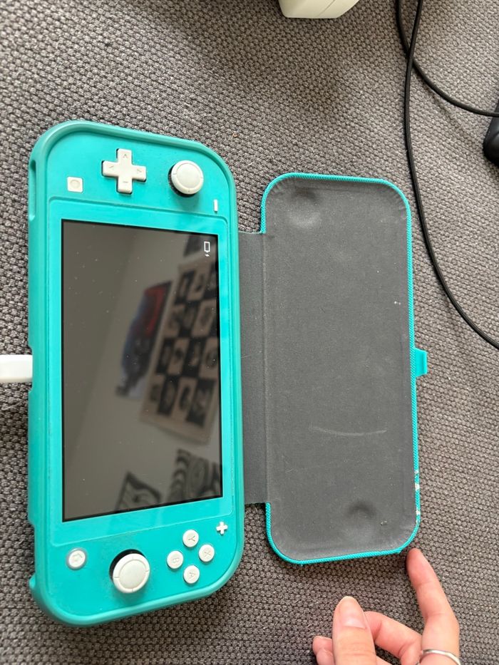 Lot Nintendo Switch lite et 3 jeux - photo numéro 3