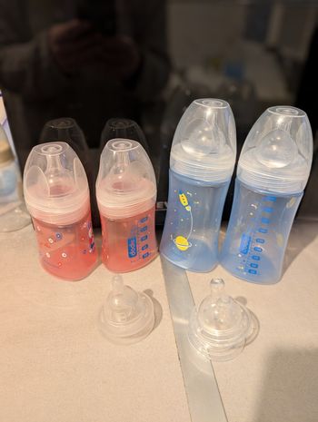 Lot de 4 biberons Dodie + tétines de rechange