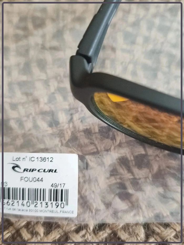 Lunettes solaires neuves pour enfant de marque Rip curl - photo numéro 2
