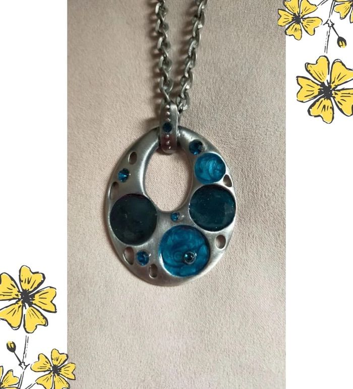 Collier fantaisie argenté et bleu – pendentif rond original - photo numéro 6