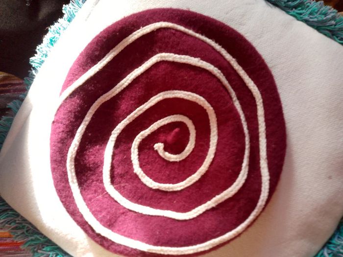 Béret bordeau motif blanc