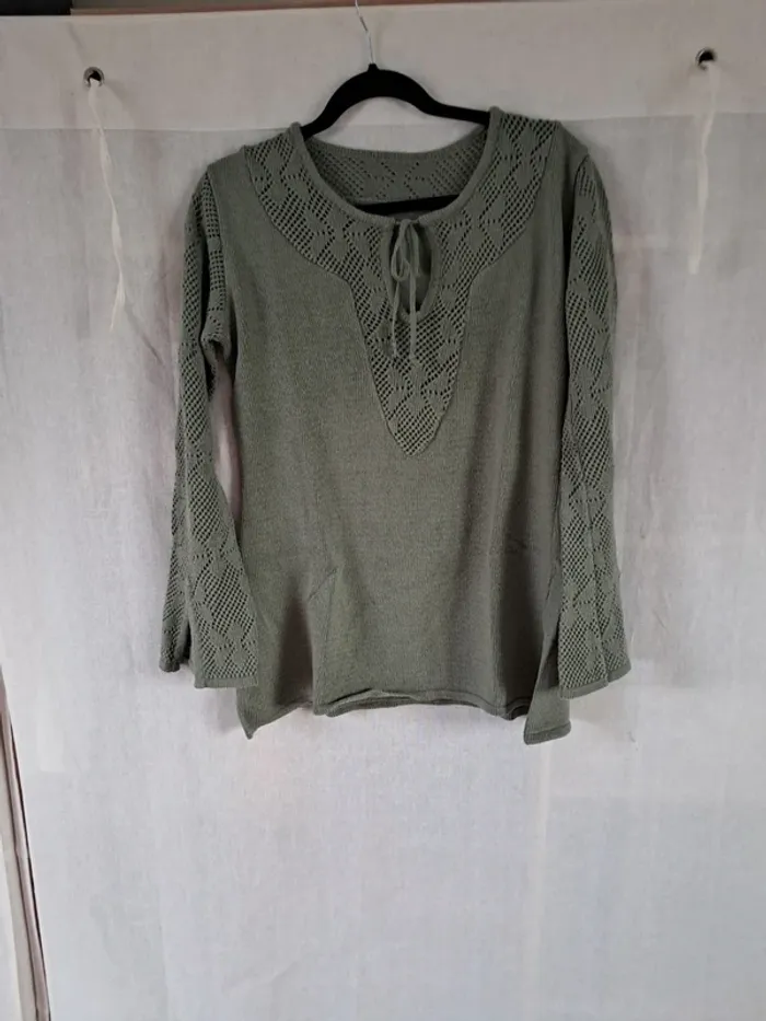 Joli pull d'été original avec ses manches larges et ouvertes en bas