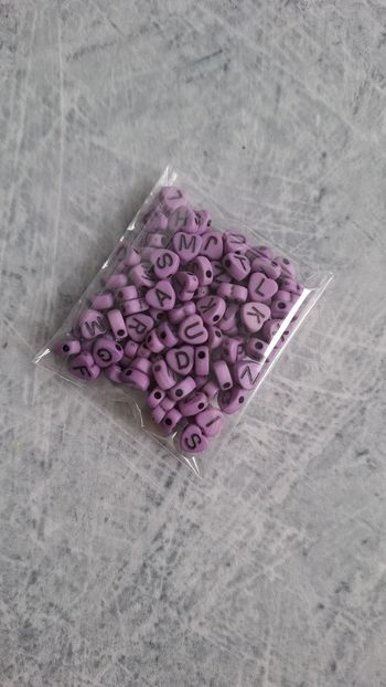 Perles violettes forme coeur lettres noires