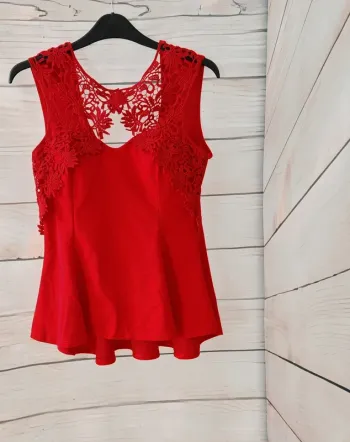Top rouge élégant – dentelle florale dans le dos Femme