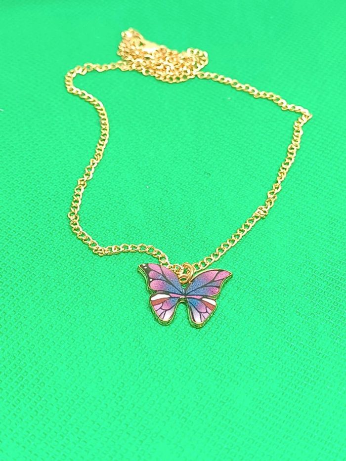 Collier papillon violet chaîne dorée - photo numéro 2