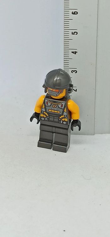 Homme avec bras jaune lego