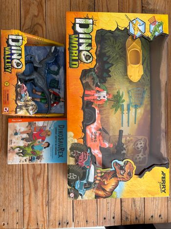 Lot de jouets dinosaures neufs