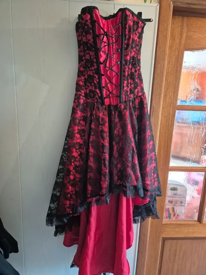 Robe gothique rouge avec dentelle