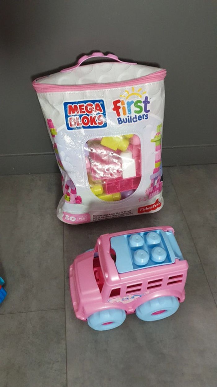 Deux sacs de mega bloks + train + camion et personnage - photo numéro 3