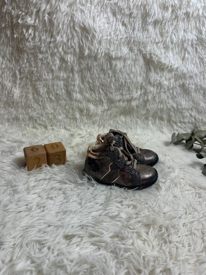 Paire de chaussures Babybotte taille 23 coloris taupe - photo numéro 2