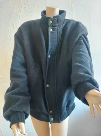 Veste vintage grise avec boutons dorés