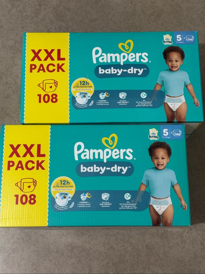Lot de deux cartons de couches, taille cinq Pampers, baby dry