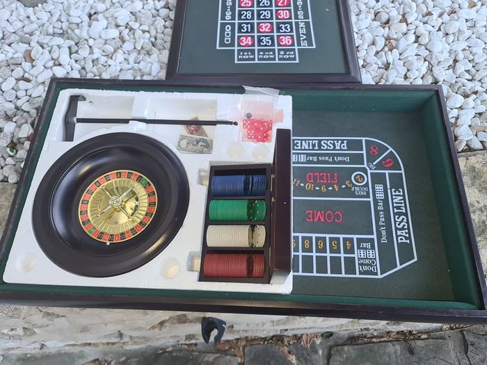 Jeu de casino 3 en 1, Roulette, coffret en bois de 100 jetons, 5 dés, 3 tapis de jeu, 1 ramasse jetons, - photo numéro 2