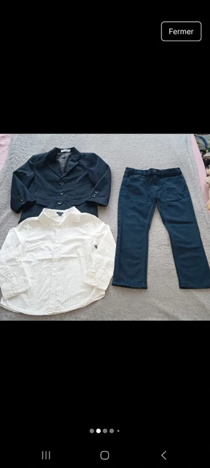 Costume bleu marine et blanc
