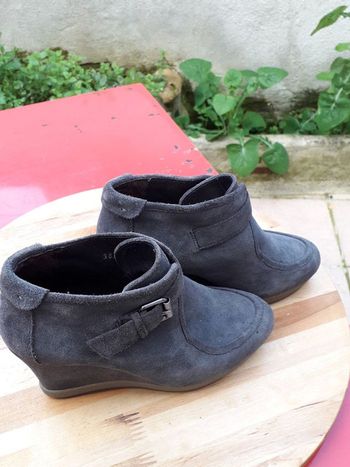 Bottines compensées en daim gris