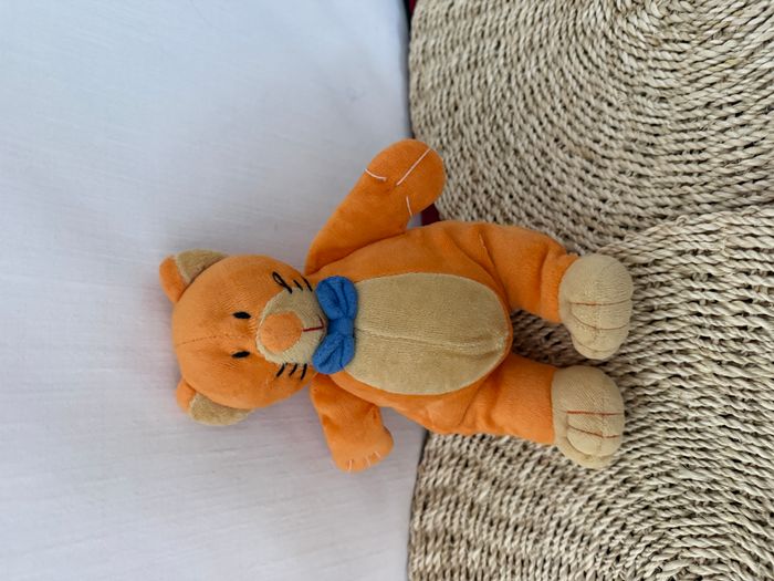 Peluche doudou chat orange beige TCF Tout Compte Fait noeud bleu - photo numéro 4