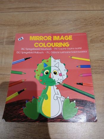 Cahier de coloriage miroir dinosaure