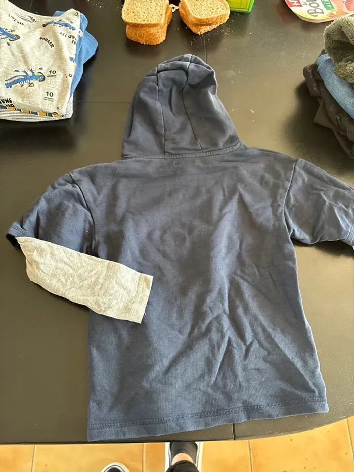 Pull à capuche garçon taille 8ans - photo numéro 2