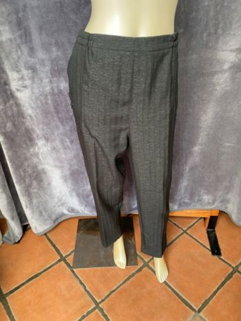 Pantalon gris chiné avec broderie sur le côté taille 4