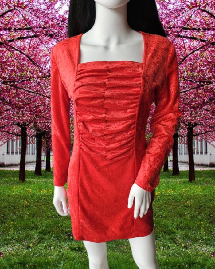 Robe en velours rouge avec col carré - photo numéro 4