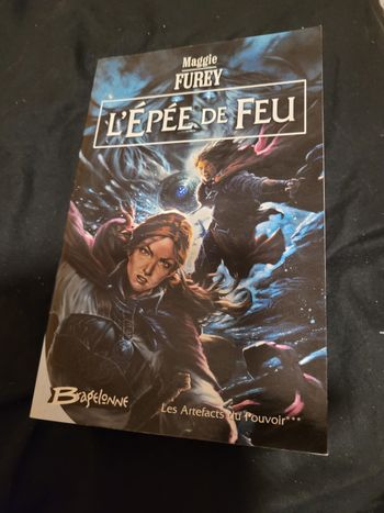L épée de feu Maggie Furey
