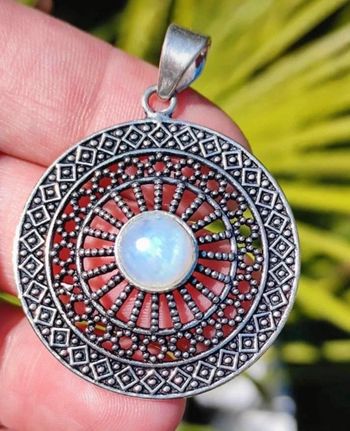 Pendentif pierre ronde