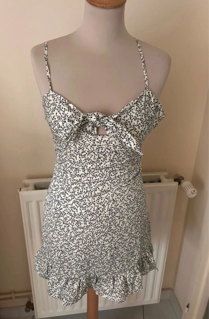 Robe d’été fleurie, noire et blanche, NA-KD