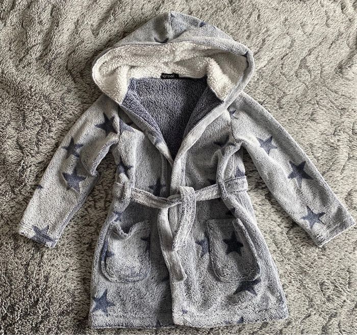 Robe de chambre grise avec étoiles - taille 5 ans