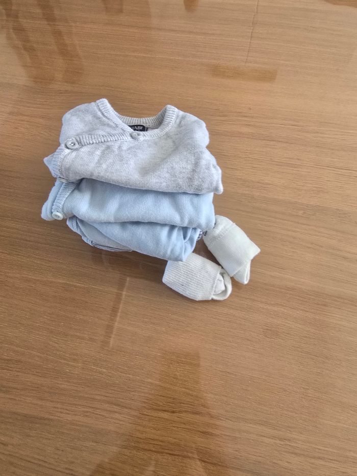 Lot body + 2 gilets naissance - photo numéro 8
