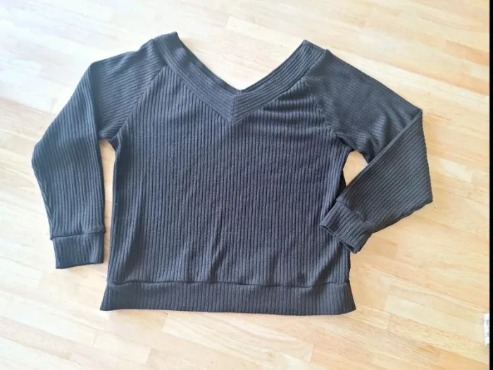 Joli pull léger noir décolleté T38-M - photo numéro 2