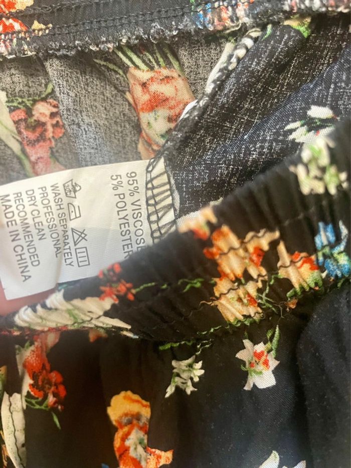Short fluide fleuri noir avec dentelle – Taille M - photo numéro 9