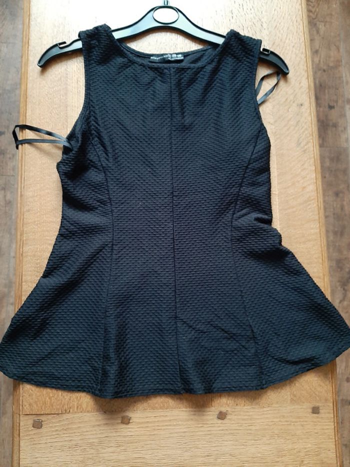 débardeur noir évasé, tissu gaufré