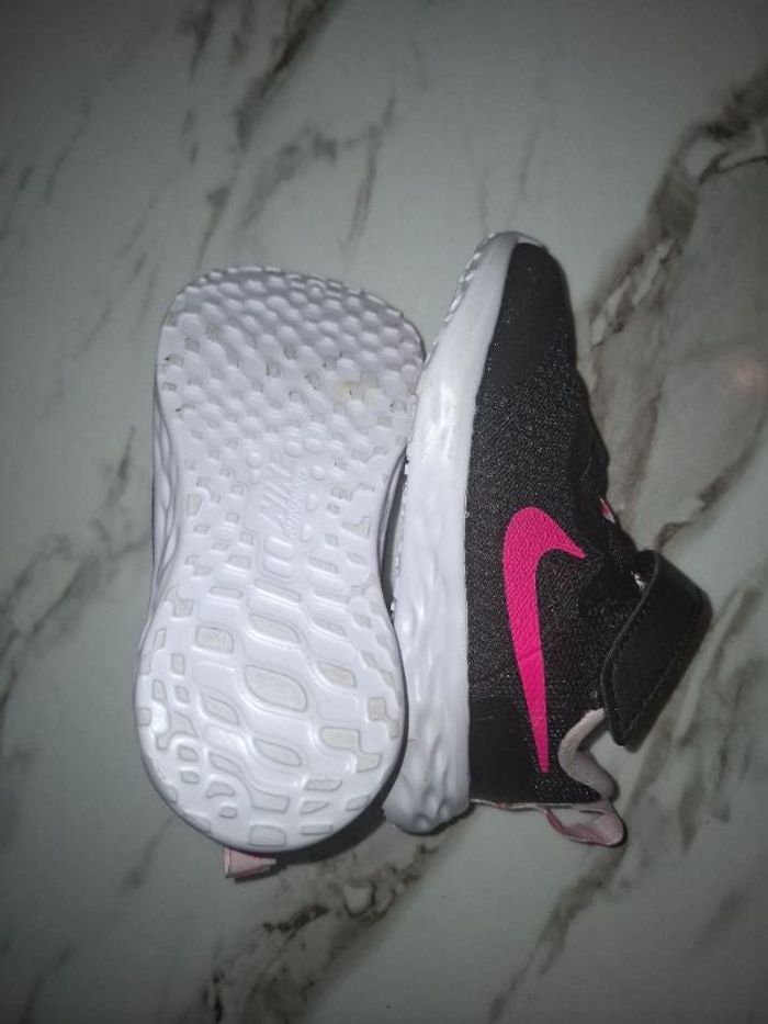 Chaussure Nike bébé fille taille 23.5