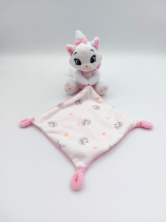Doudou peluche chat Marie blanc rose DISNEY BABY nœud rose mouchoir fleurs jaunes