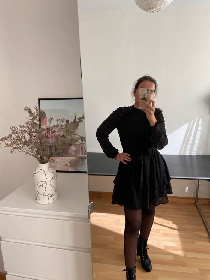 Petite robe noir à volants / Taille 36 - photo numéro 3