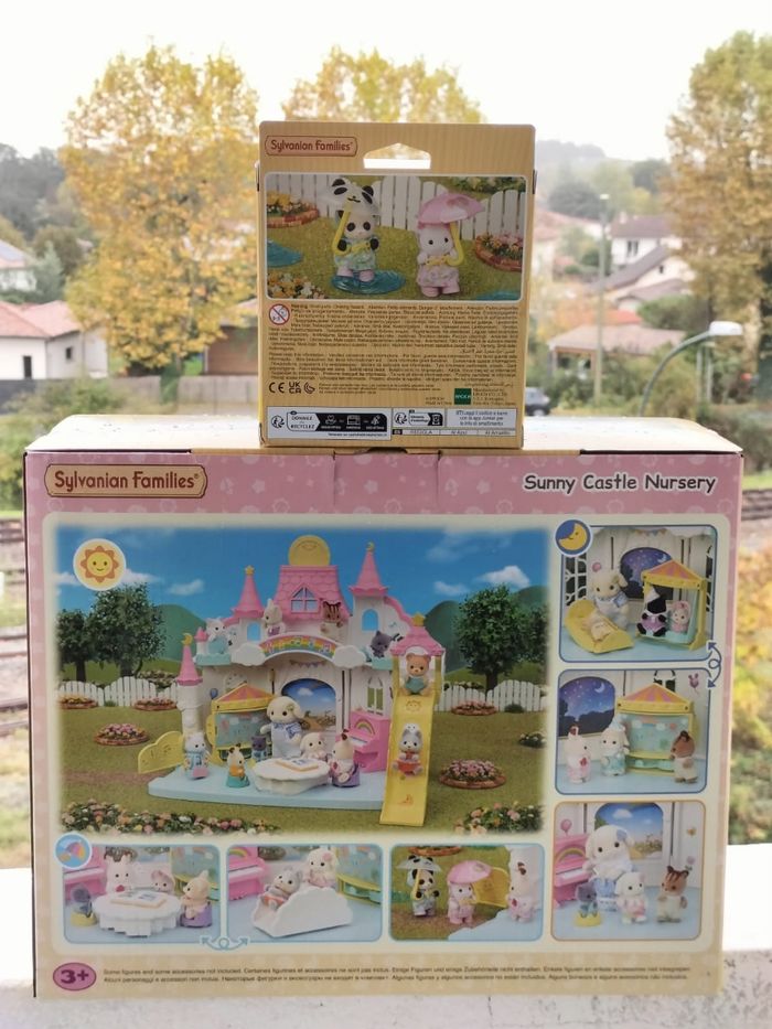 La crèche ensoleillé et le duo des bébés en habits de pluie - photo numéro 3